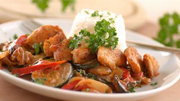 Huhn auf Erdnuss-Ratatouille mit Reis Huhn auf Erdnuss-Ratatouille mit Reis
