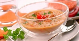 Linsen-Kokos-Suppe mit Cabanossi