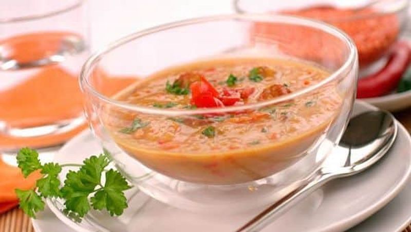 Linsen-Kokos-Suppe mit Cabanossi