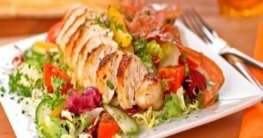 Hühnerbrust-Salat mit San Daniele und Kartoffel-Dressing