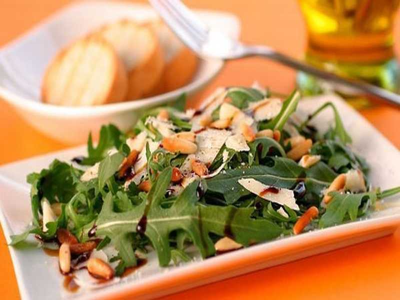 Rucola-Salat mit Pinienkernen