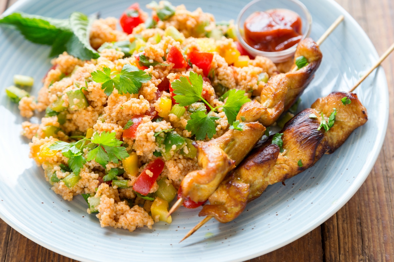 Salat mit Hähnchenspießen