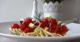 Linguine mit Tomaten-Sugo und gebackenem Feta