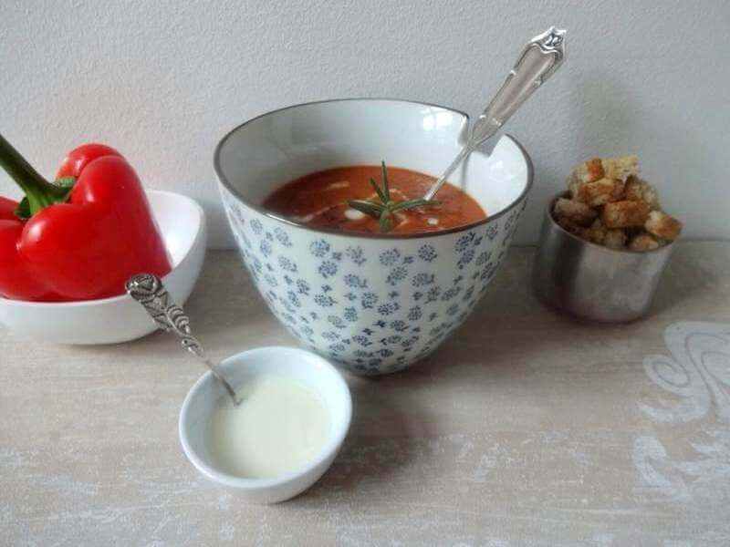 Vegane Paprika-Rahm-Suppe mit Sesam-Croutons