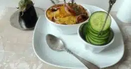 Vegetarisches Moussaka mit Gurken-Salat