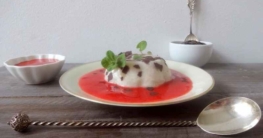 Vegane Panna Cotta auf Erdbeer-Spiegel
