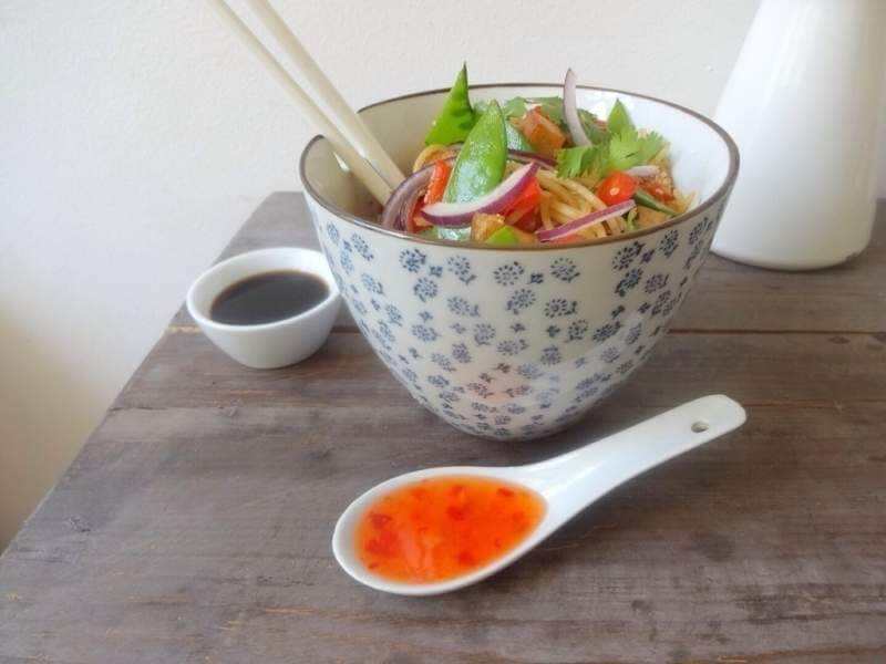 Vegane Bunte Asia-Nudeln mit geröstetem Sesam