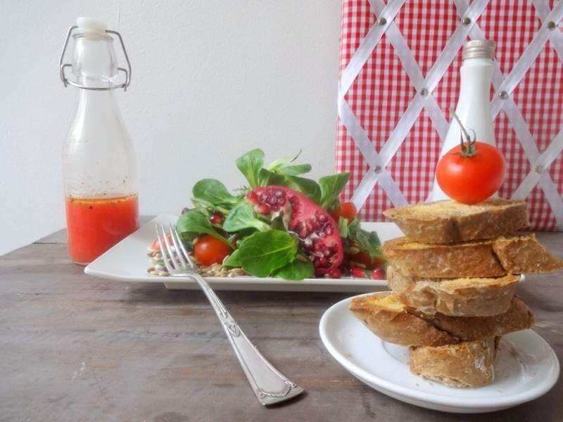 Feldsalat mit Granatapfel-Dressing & Sonnenblumenkernen
