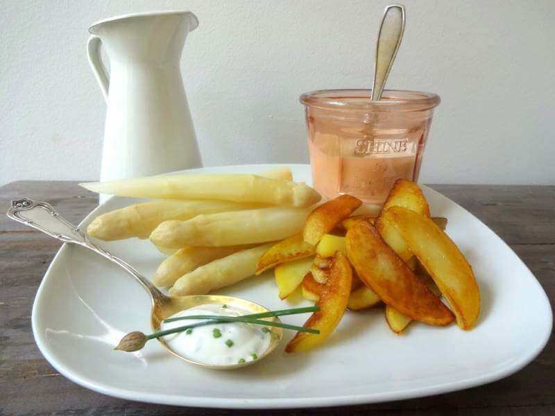 Spargel mit Zitronen-Kräuter-Dip & Kartoffel-Spalten
