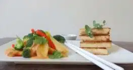 Asia-Gemüse in Erdnuss-Rahm an pikanten Tofu-Ecken
