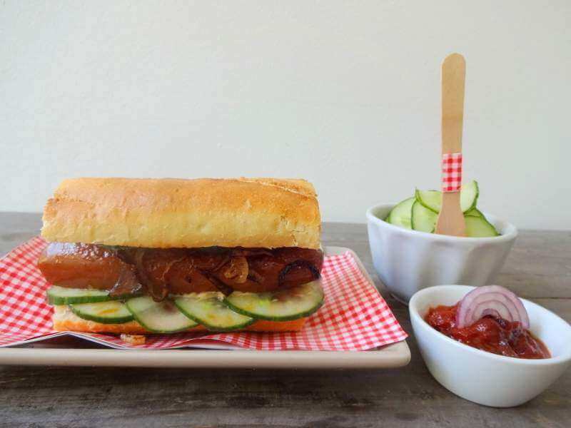 Veganer Hot Dog mit süß-saurem Gurken-Salat