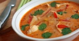 Rotes Thai Curry mit Hähnchen