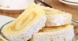Zitronen-Sahnerolle aus Biskuitteig