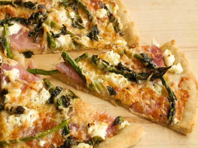 Pizza mit grünem Spargel 