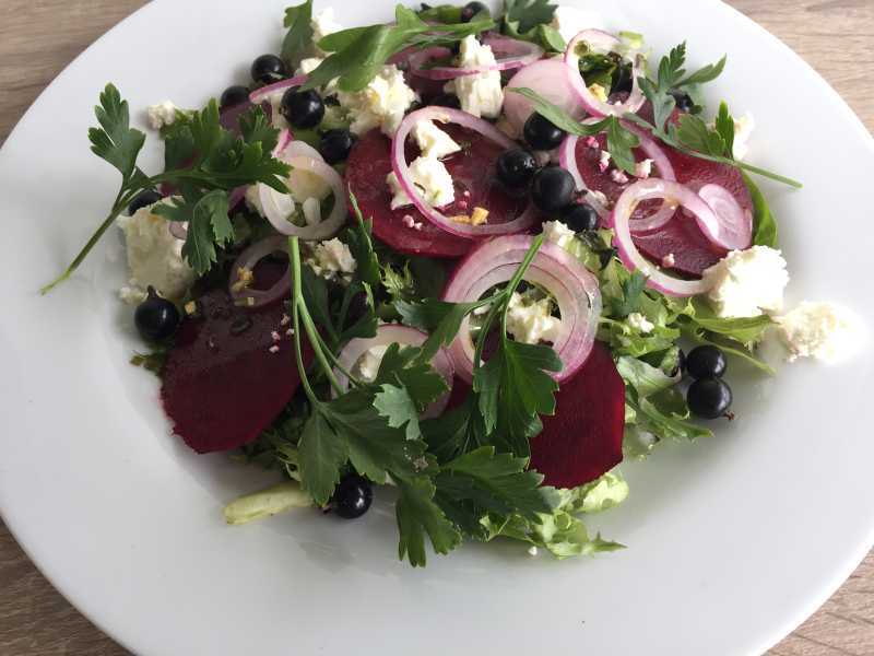 Blattsalat mit Roter Bete und Schafskäse Rezept