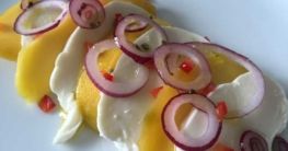 Büffelmozzarella mit Mangoscheiben