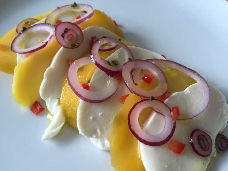 Büffelmozzarella mit Mangoscheiben