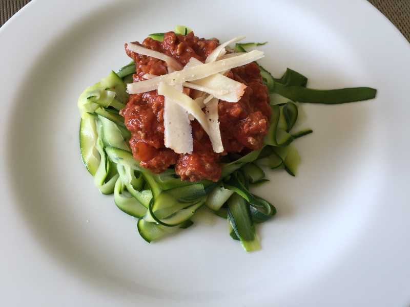 Zucchinispaghetti mit Bolognese