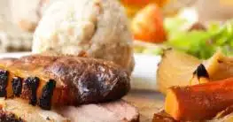 Schweinebraten mit Semmelknödel