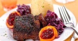 Gebratene Gans mit Kartoffelknödel und Rotkraut