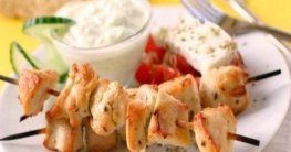 Hühner-Souvlaki mit Tzatziki