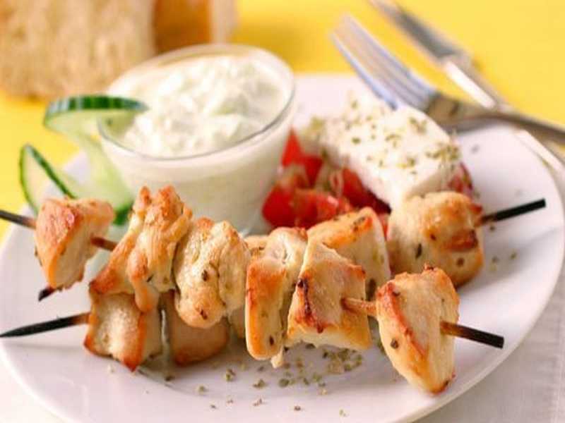 Hühner-Souvlaki mit Tzatziki