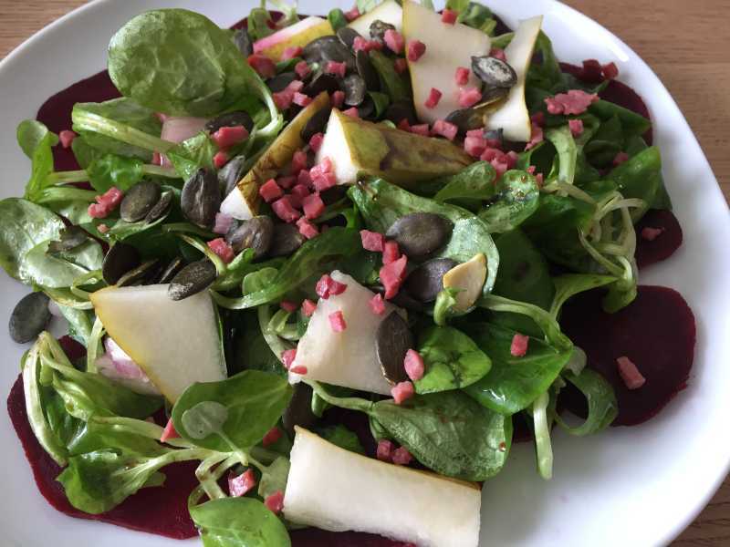 Carpaccio von Roter Bete mit Feldsalat und Birnen