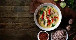 Asia-Suppe mit Huhn und Gemüse