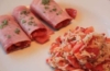 Schinkenröllchen auf Tomatenreis